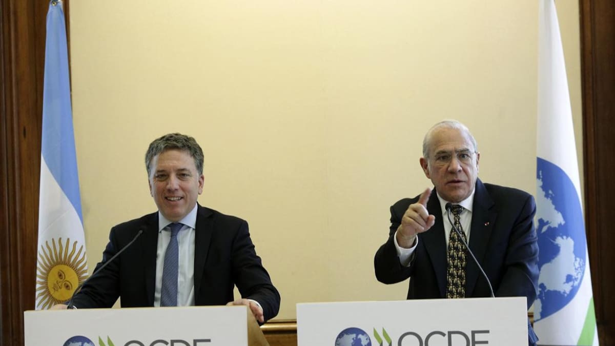 Nicolás Dujovne, se reunió hoy en París con Ángel Gurría, secretario general de la OCDE, NA