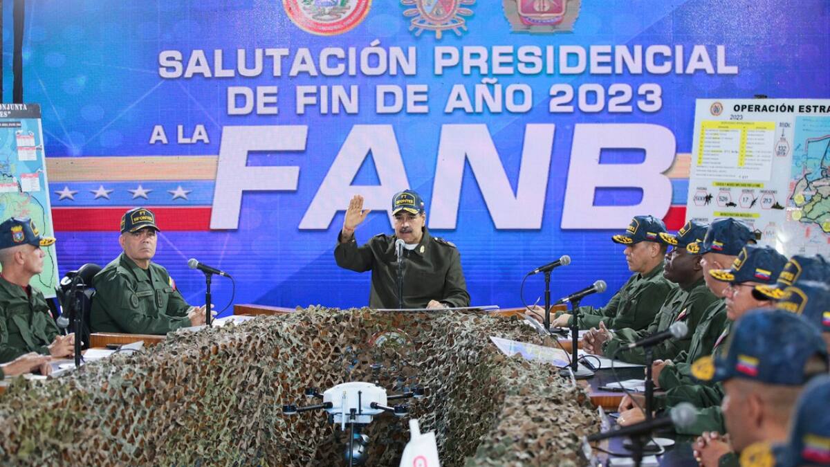 Nicolás Maduro con miembros de las FANB. Foto: Reuters.