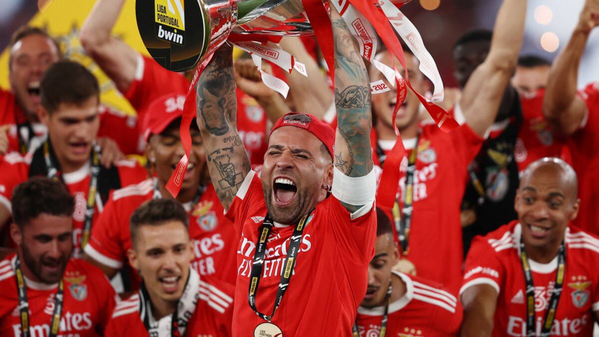 Nicolás Otamendi renovó su contrato con Benfica de Portugal. Foto: Reuters.