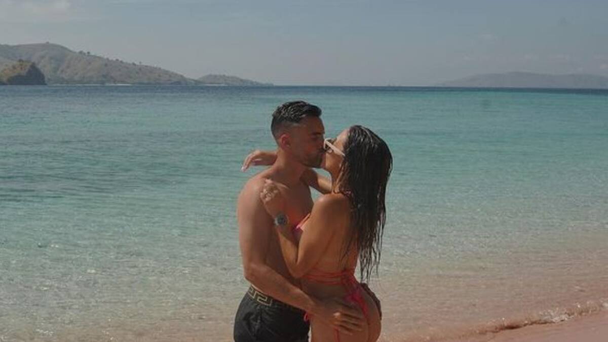 Nicolás Tagliafico y Caro Calvagni en la playa. Foto: Instagram @carocalvagni