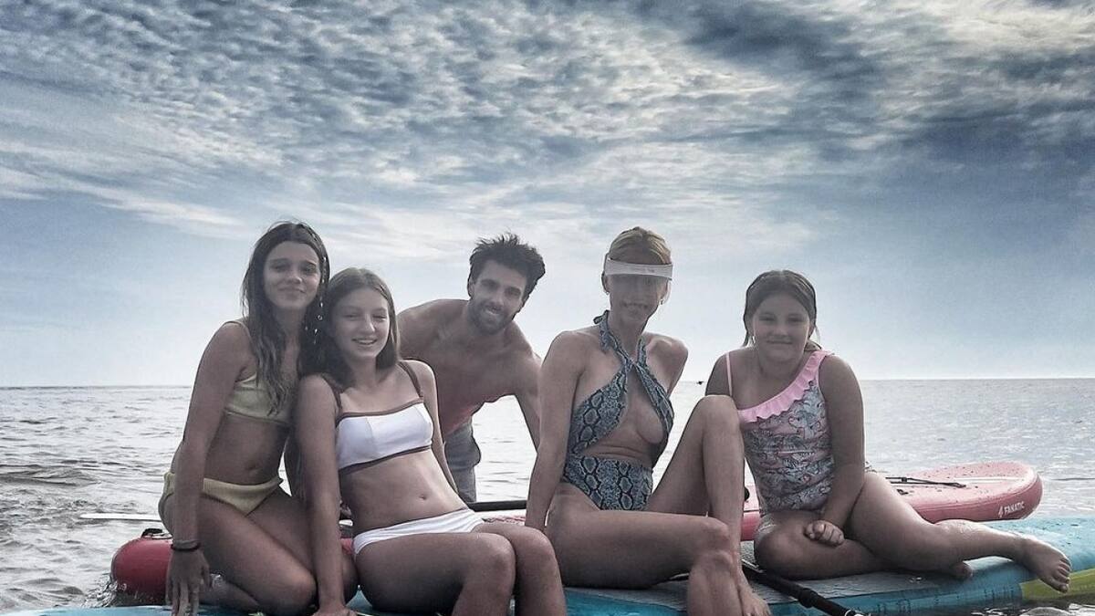 Nicole Neumann acompañada de sus hijas y José Manuel Urcera. Foto: Instagram @nikitaneumannoficial.