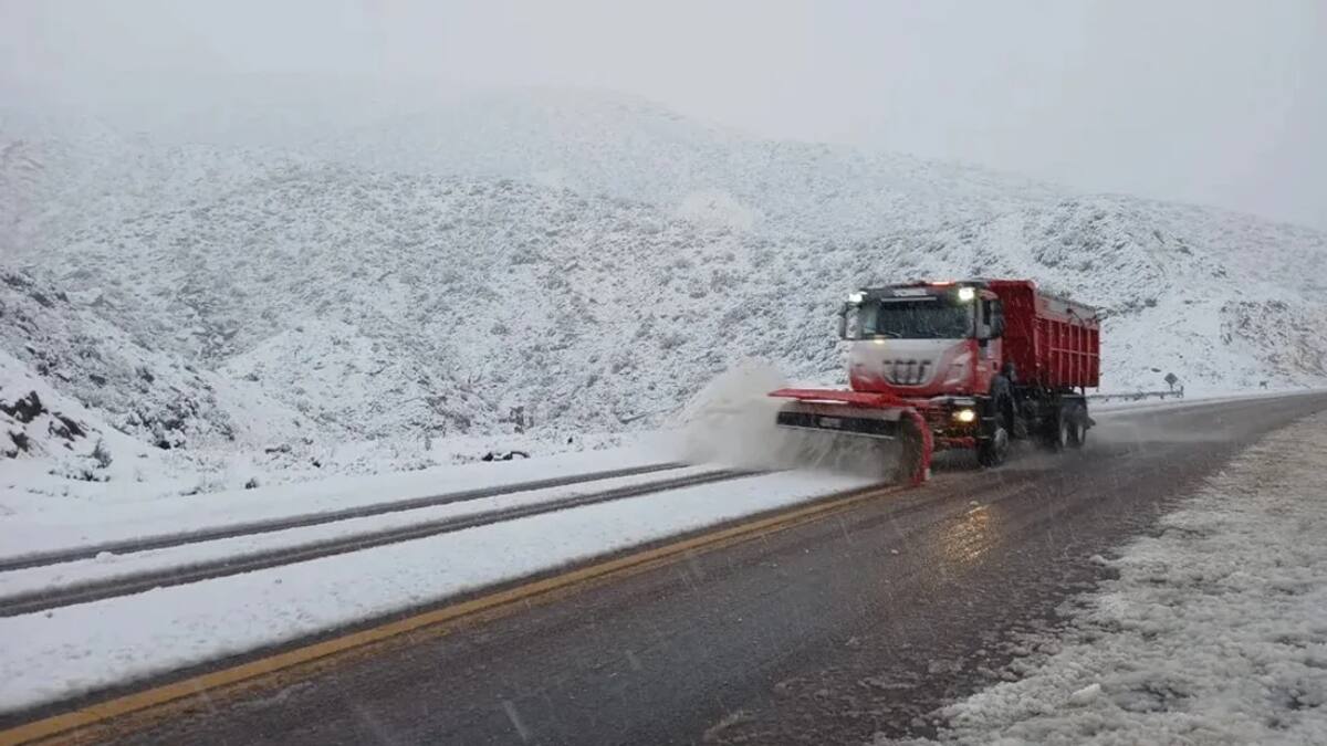 Paso Cristo Redentor cerrado por la tormenta de Santa Rosa: intensas nevadas y lluvias complican rutas en Mendoza