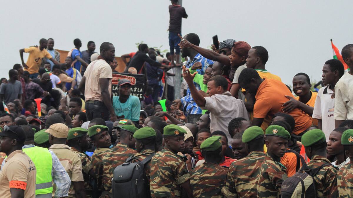 Nigerianos se reúnen frente al cuartel general del ejército francés, en apoyo a los soldados golpistas y para exigir la salida del ejército francés, en Niamey, Níger. Foto: Reuters