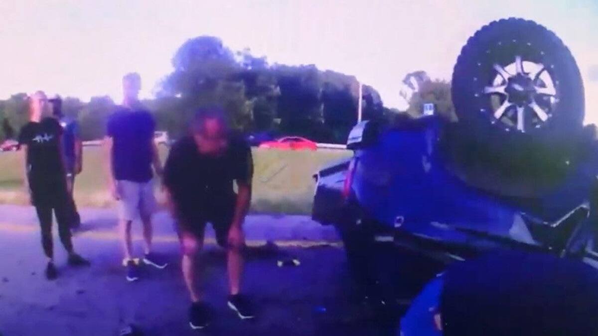 Policía héroe se mete en un auto volcado y destruido para rescatar a un niño