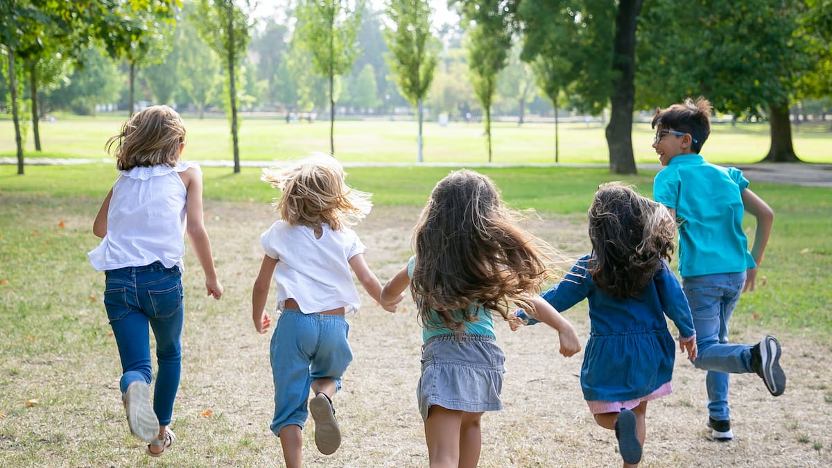 La infancia necesita menos pantallas y más naturaleza: qué está cambiando en niños y adolescentes
