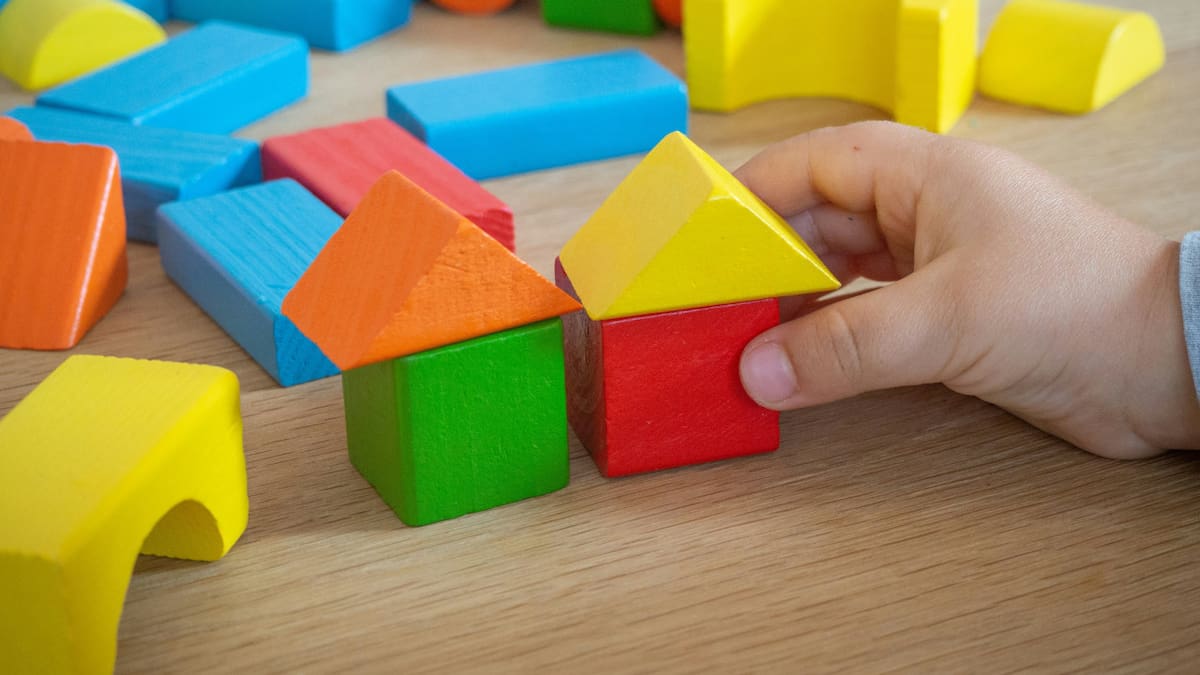 Kennedy afirma que el autismo lo causa una "toxina ambiental" y que se puede prevenir. Foto: Unsplash.