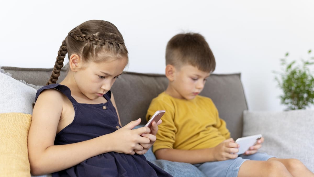 Por qué no se recomienda darle el celular a los niños. Foto Freepik.