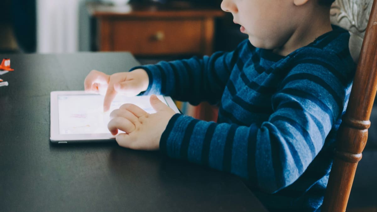 Niños, celular, tecnología. Foto: Unsplash.
