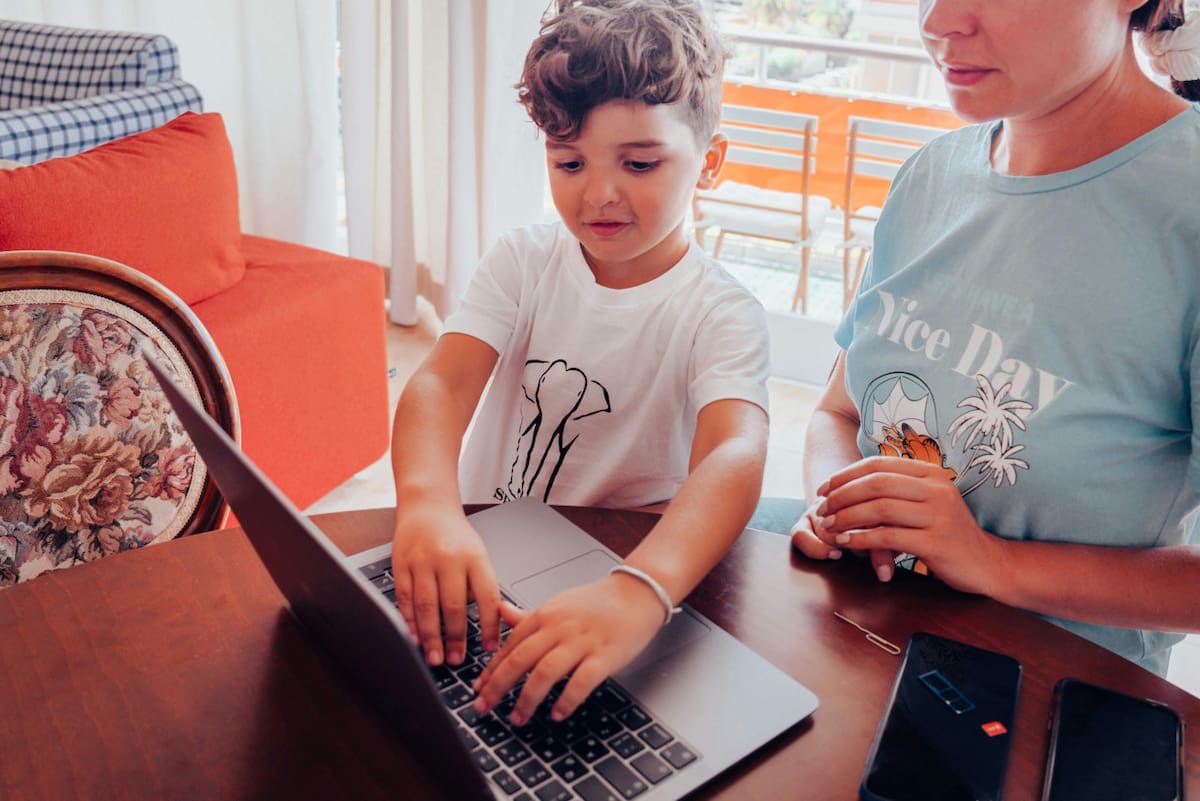 Niños, computadora, tecnología. Foto: Pexels.