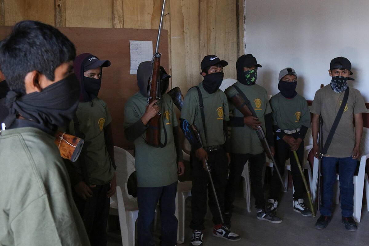 Niños de estado mexicano de Guerrero reciben armas para defenderse del crimen organizado. Foto: EFE