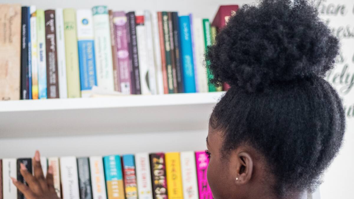 Niños leyendo, libros. Foto: Unsplash.