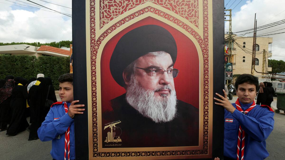 Niños portando cuadro de Hasán Nasrala, líder de Hezbollah. Foto: REUTERS.
