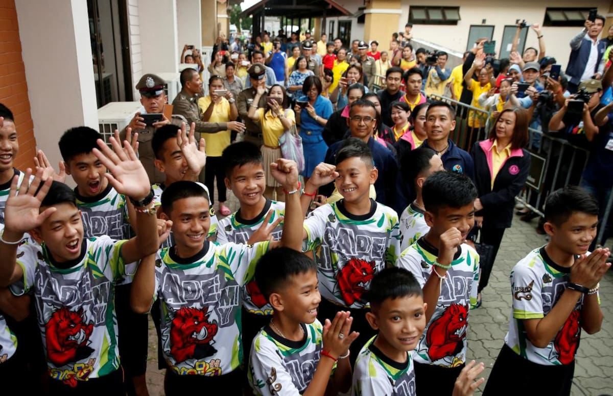 Niños que salieron de la cueva en Tailandia (Reuters)