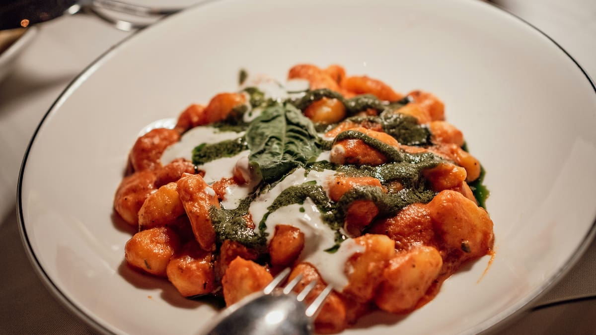La receta perfecta para este 29: cómo preparar ñoquis de calabaza con crema de hongos para una cena especial