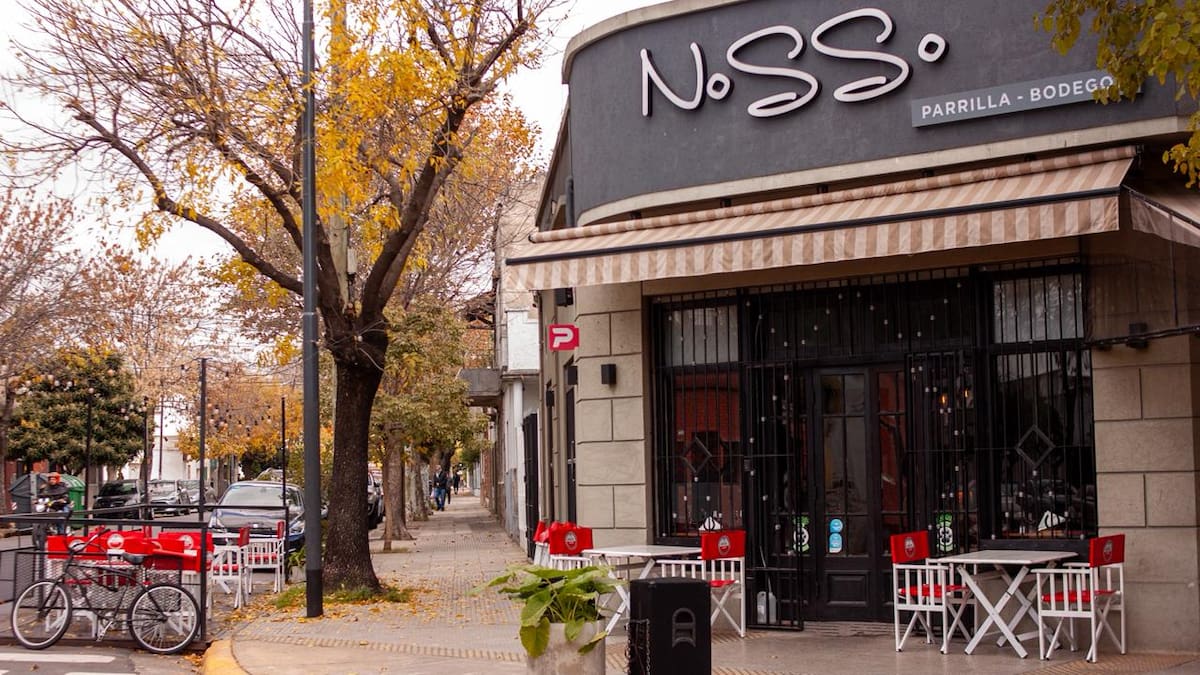 De Floresta a Mataderos: el bodegón que conquistó Buenos Aires con su milanesa gigante y chinchulines al limón