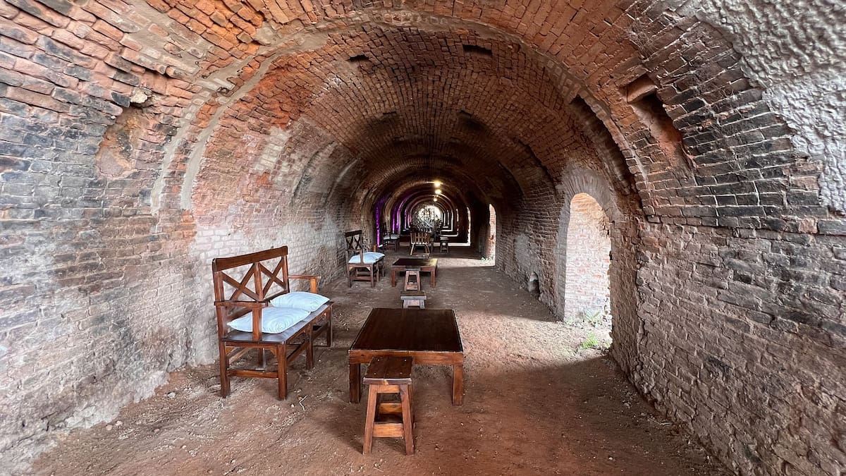 La sorprendente bodega a 100 km de CABA que funciona dentro de una antigua fábrica de ladrillos