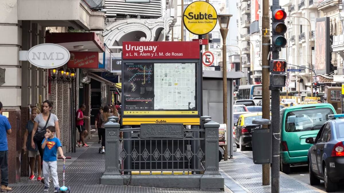 Reabrió la estación Uruguay de la Línea B: tiene más de 4 mil luces LED y una puesta en escena inspirada en la icónica calle Corrientes