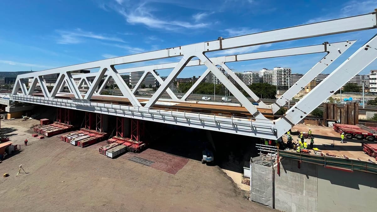 La increíble megaobra que trasladó un puente de 2.200 toneladas, 108 metros de acero y 20 metros de ancho por Budapest