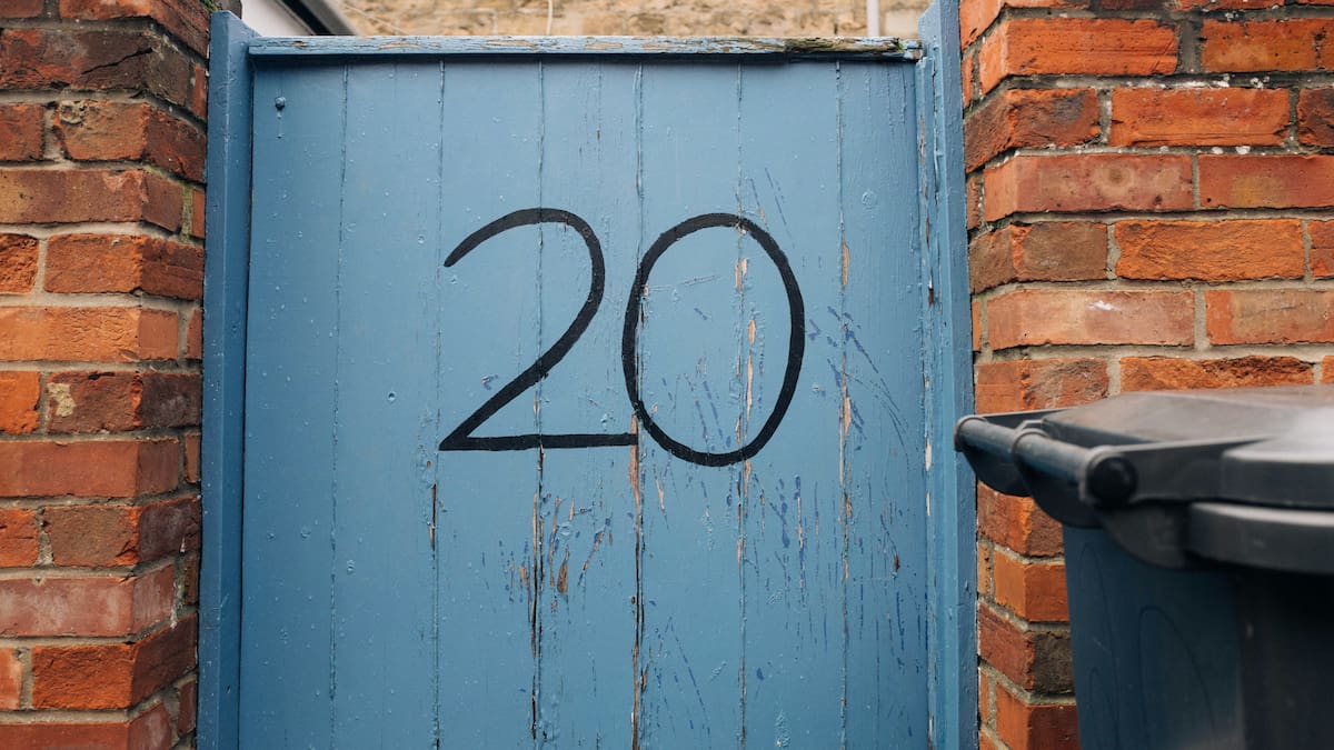 Pared con un "20" escrito.
