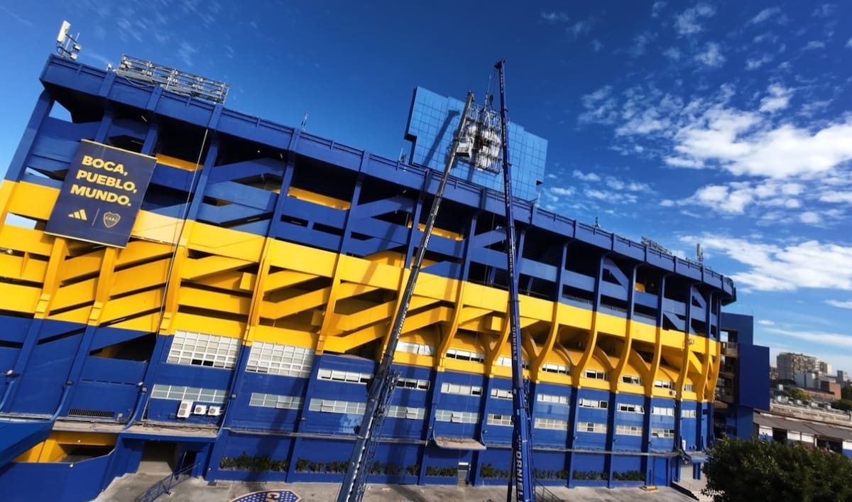 Obras en La Bombonera: colocan un nuevo escudo LED. Foto: DesmarqueStrm.