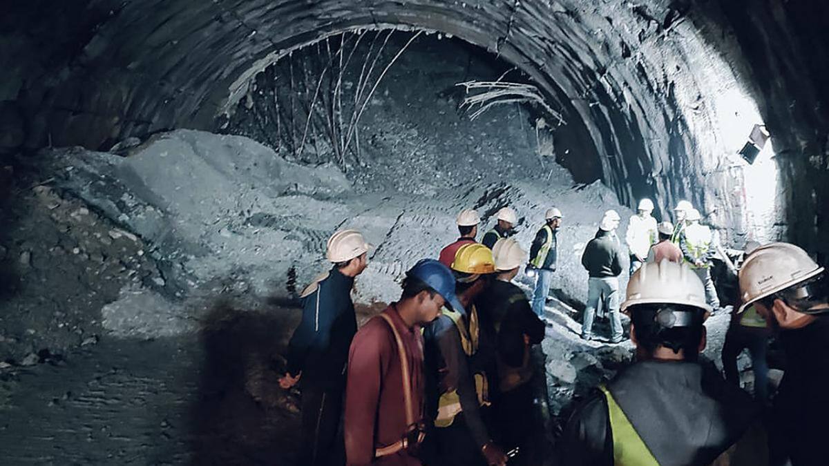 Obreros atrapados en un túnel en India: pudieron verlos por primera vez a través de cámaras después de 10 días