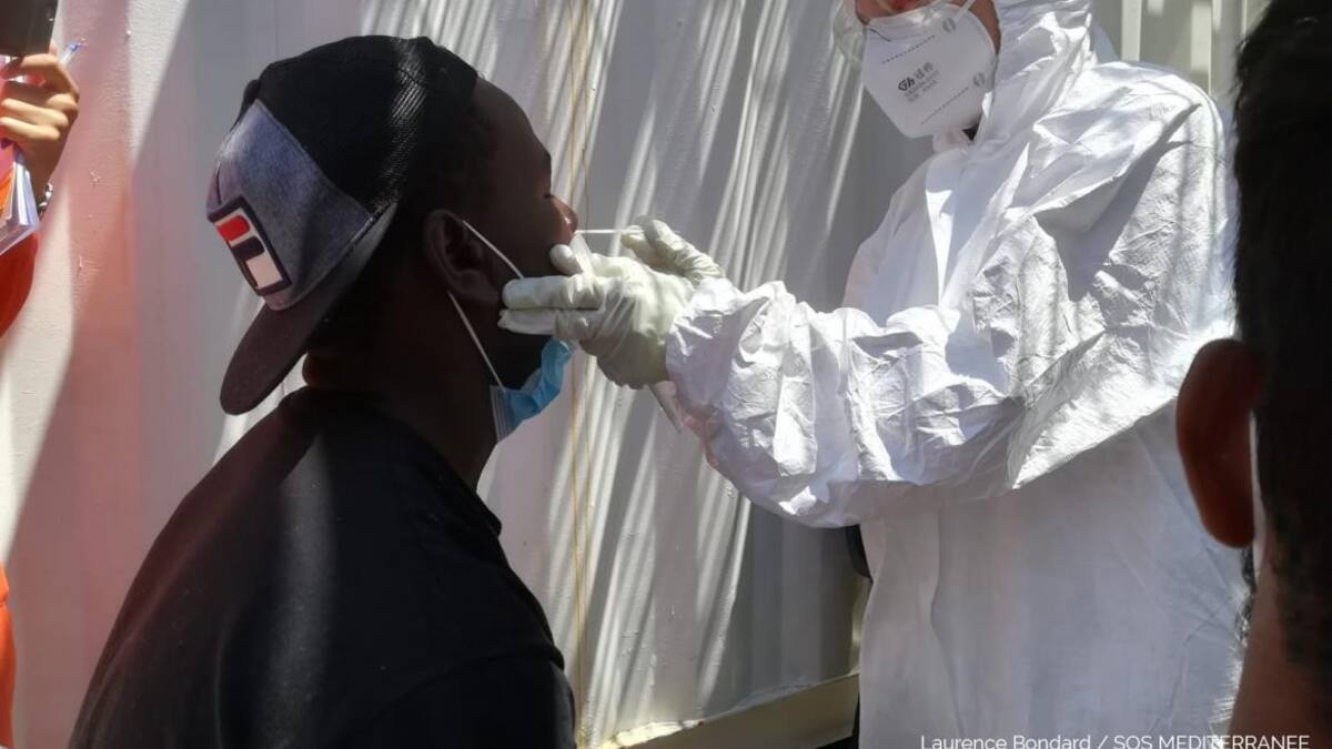 Italia: autoridades realizan test de Covid 19 a los migrantes del Ocean Viking