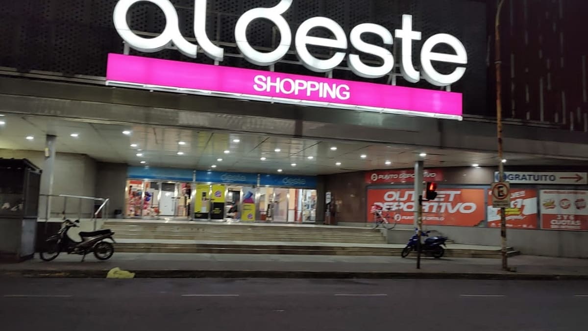 Oeste Outlet busca empleados en Morón para trabajar en el nuevo shopping de Haedo.