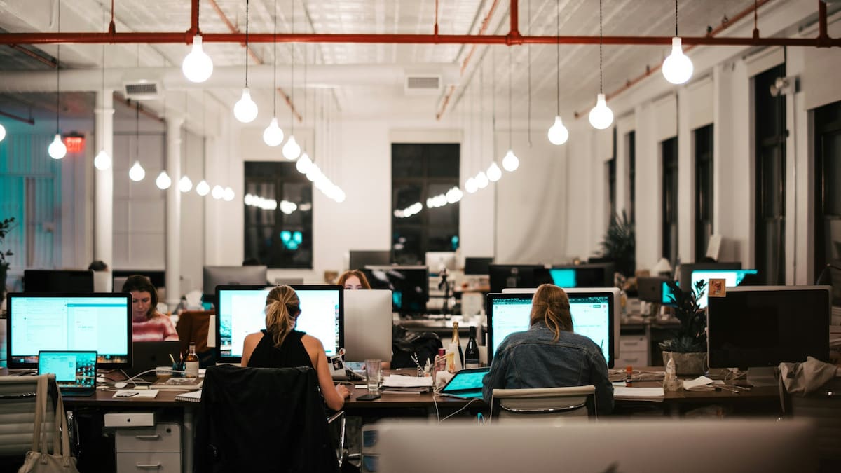 Reducción de la jornada laboral: el plan del gobierno que podría convertirse en ley. Foto: Unsplash.