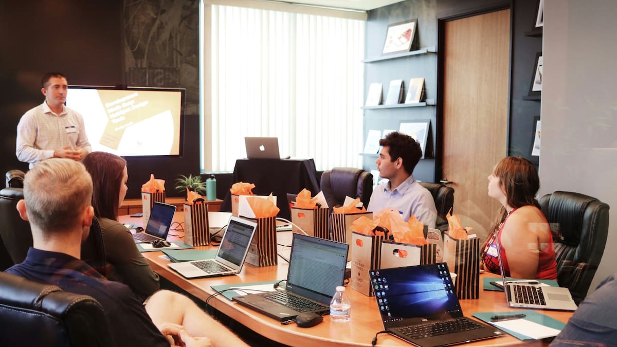 Cada vez más empresas dejan el trabajo remoto y regresan a la oficina. Foto Unsplash