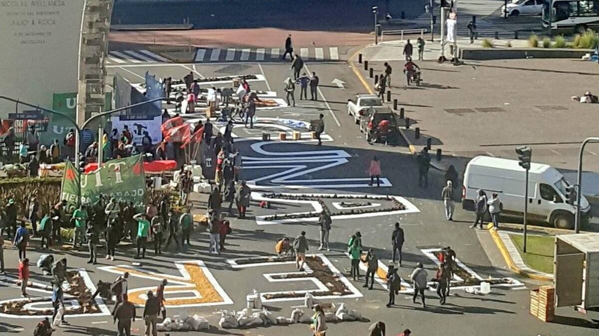 Olla popular y verdurazo en el obelisco contra el paro ganadero