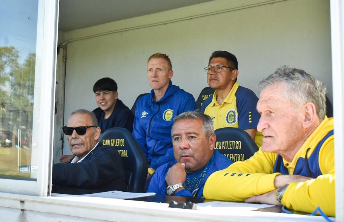 Omar Palma (abajo medio) se encuentra internado en grave estado. Foto: X @RosarioCentral.