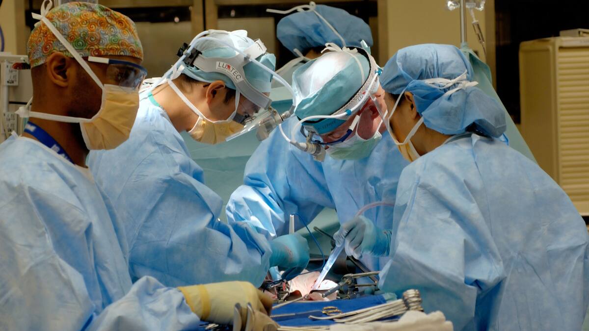 Operación, médicos, medicina. Foto Unsplash.