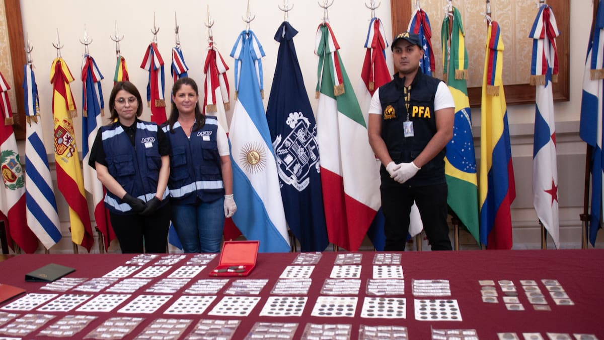 La Argentina le restituyó al Estado Italiano una colección de monedas del Imperio Romano recuperadas por la Aduana