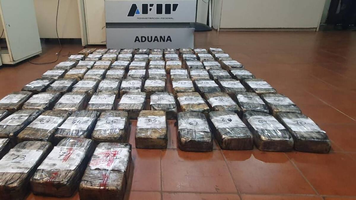 Operativo de Aduana en Concordia por camión con cocaína. Foto: Aduana.