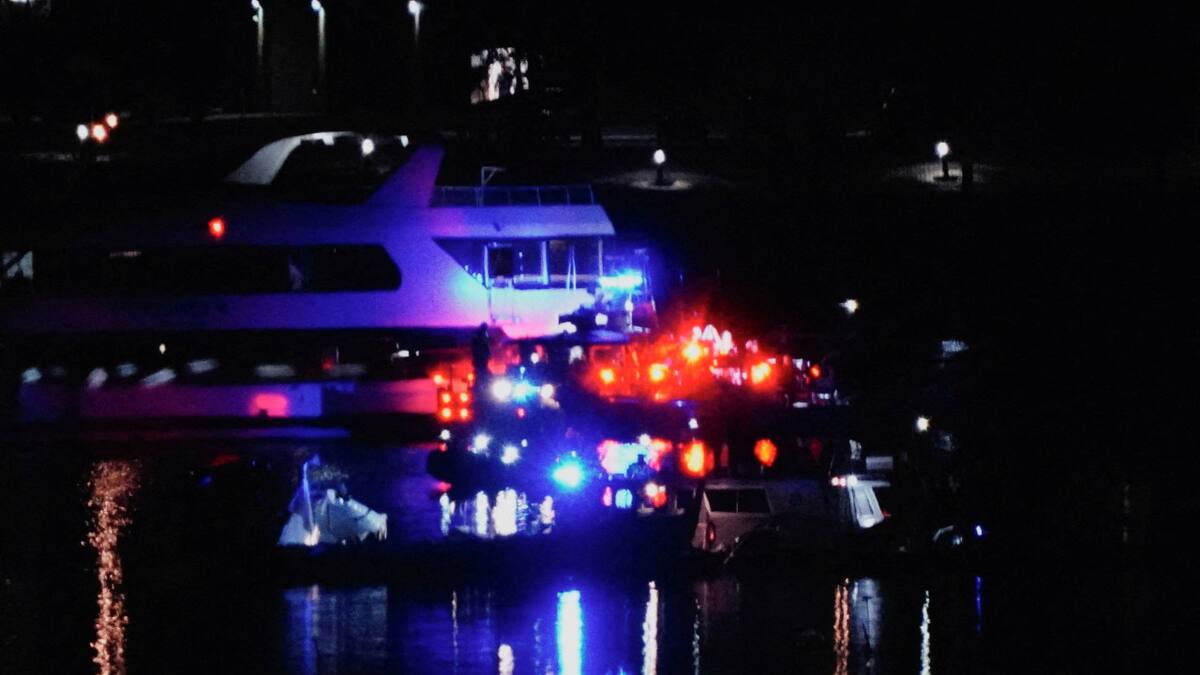 Operativo de rescate tras choque entre un avión y un helicóptero en Estados Unidos. Foto: Reuters/Ken Cedeno.