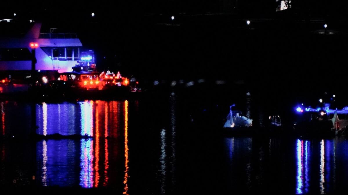 El operativo de rescate tras el choque entre un avión y un helicóptero que se tuvo que realizar en las heladas aguas del río Potomac. Foto: Reuters/Ken Cedeno.