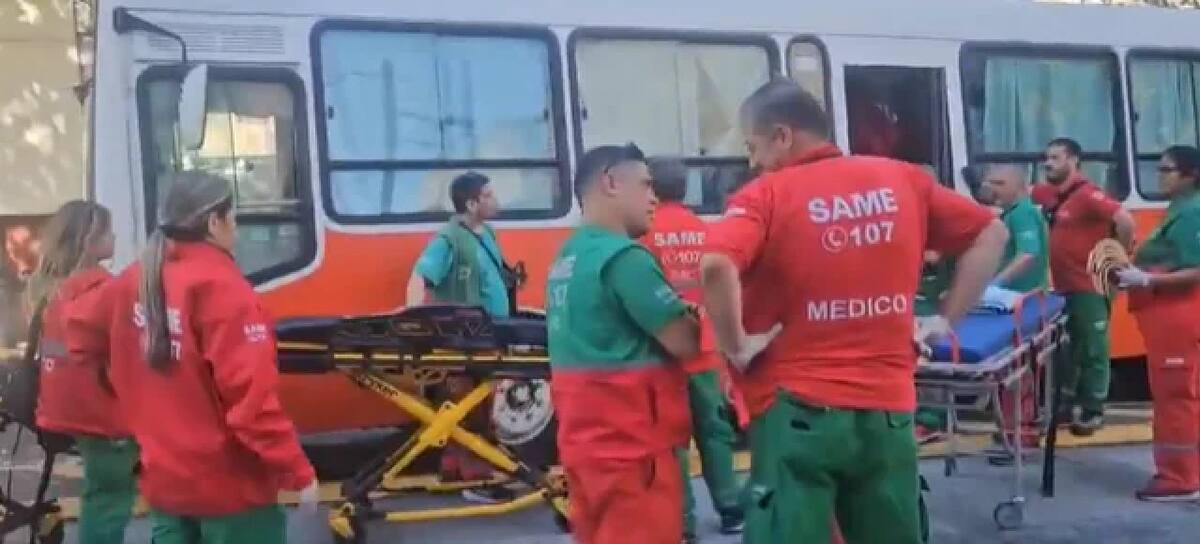 Operativo del SAME tras el choque entre un camión y un micro escolar. Foto: NA.