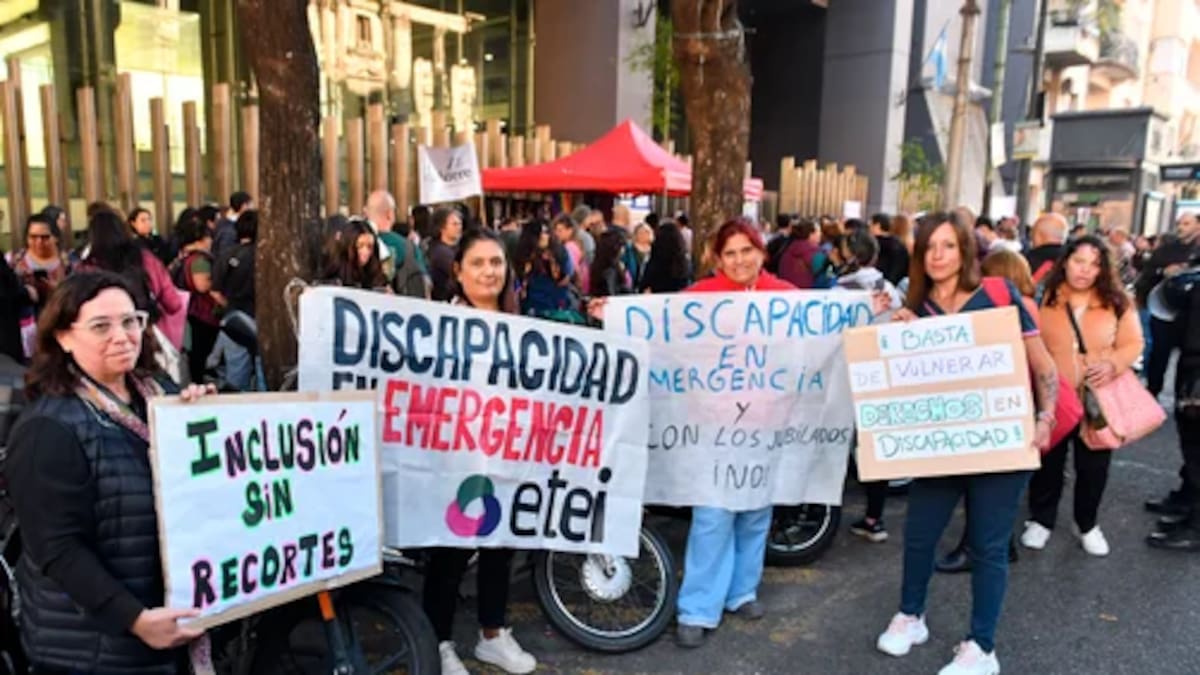 Organizaciones de Discapacidad se movilizaron al Ministerio de Economía para pedir que se cumpla la Ley de Emergencia