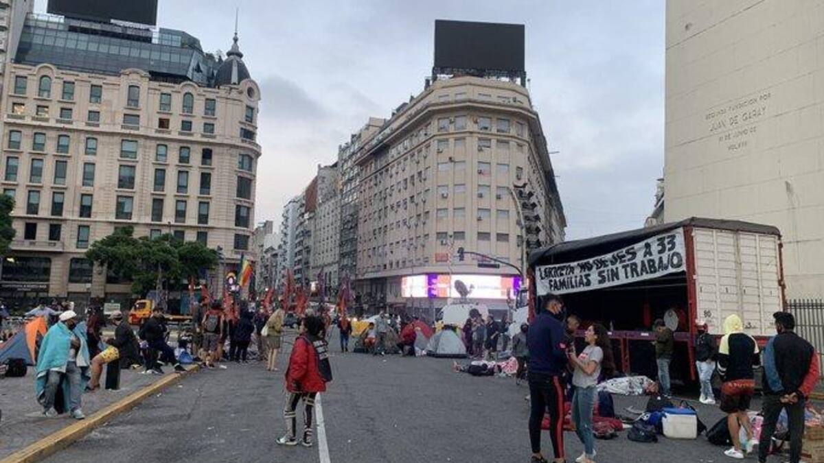 Organizaciones sociales acampan en el Obelisco