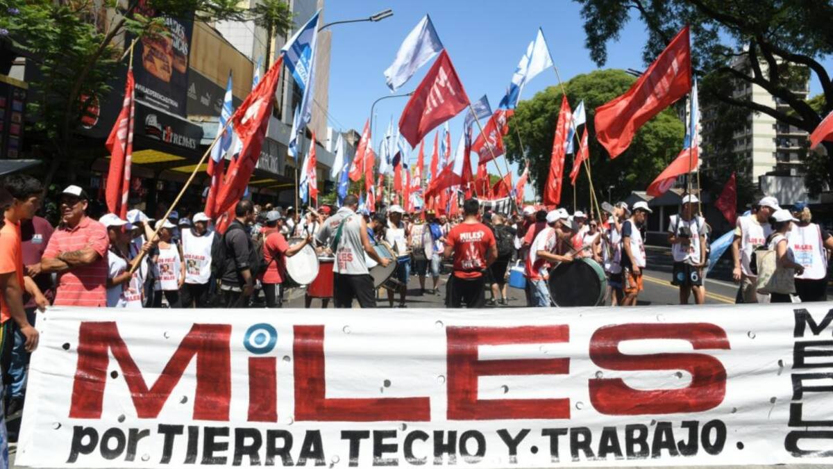 Organizaciones sociales marchan hacia Comodoro Py. Foto: Télam.