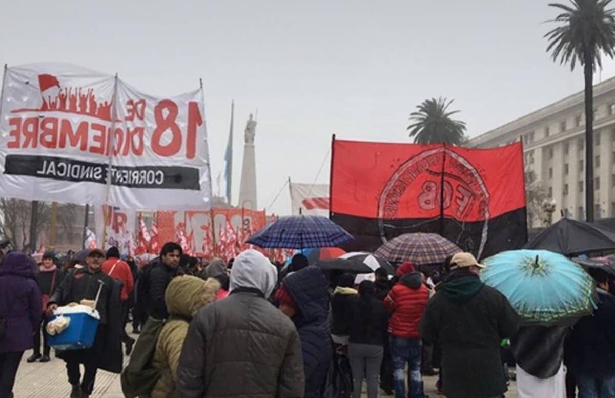 Organizaciones sociales y de DD.HH. manifiestan contra reforma de Fuerzas Armadas