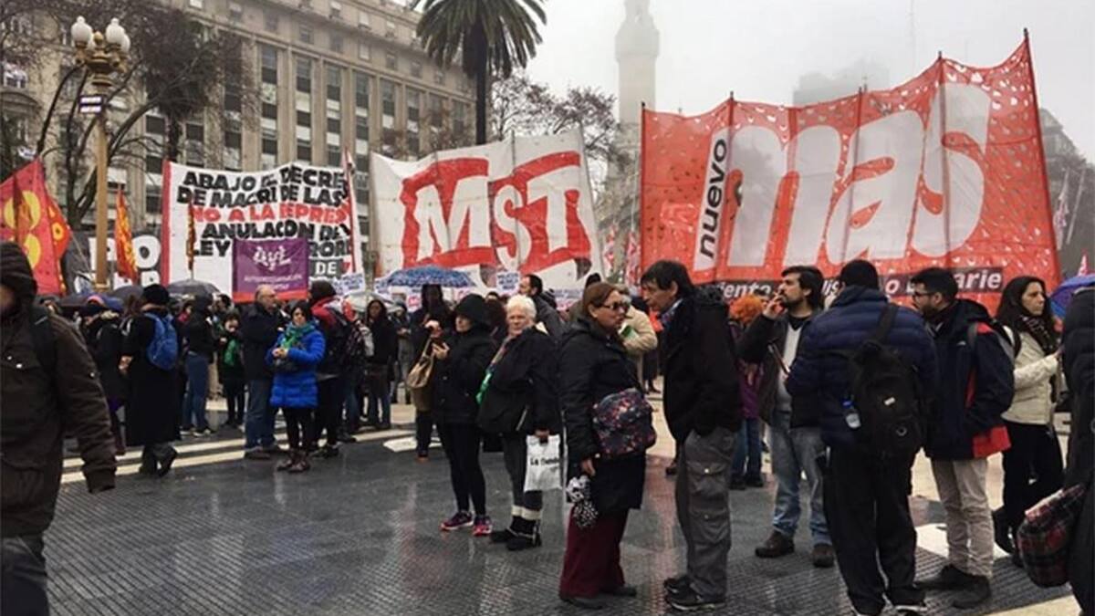 Organizaciones sociales y de DD.HH. manifiestan contra reforma de Fuerzas Armadas