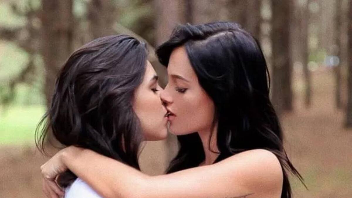 Oriana Sabatini - Beso hot - Lesbianismo - Bisexualidad