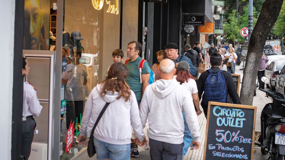 Outlets en Villa Crespo: más de 80 locales liquidan ropa con descuentos de hasta 70% por un solo día
