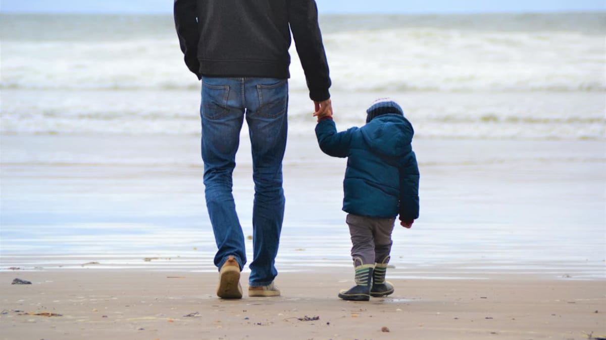 Padre e hijo. Foto: Unsplash (Szilvia Basso).