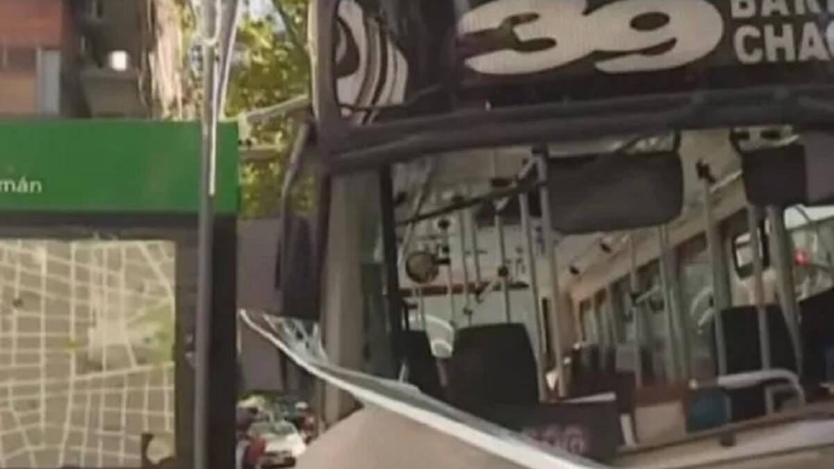 Palermo: colectivo embiste pila de baldosas y deja 14 heridos