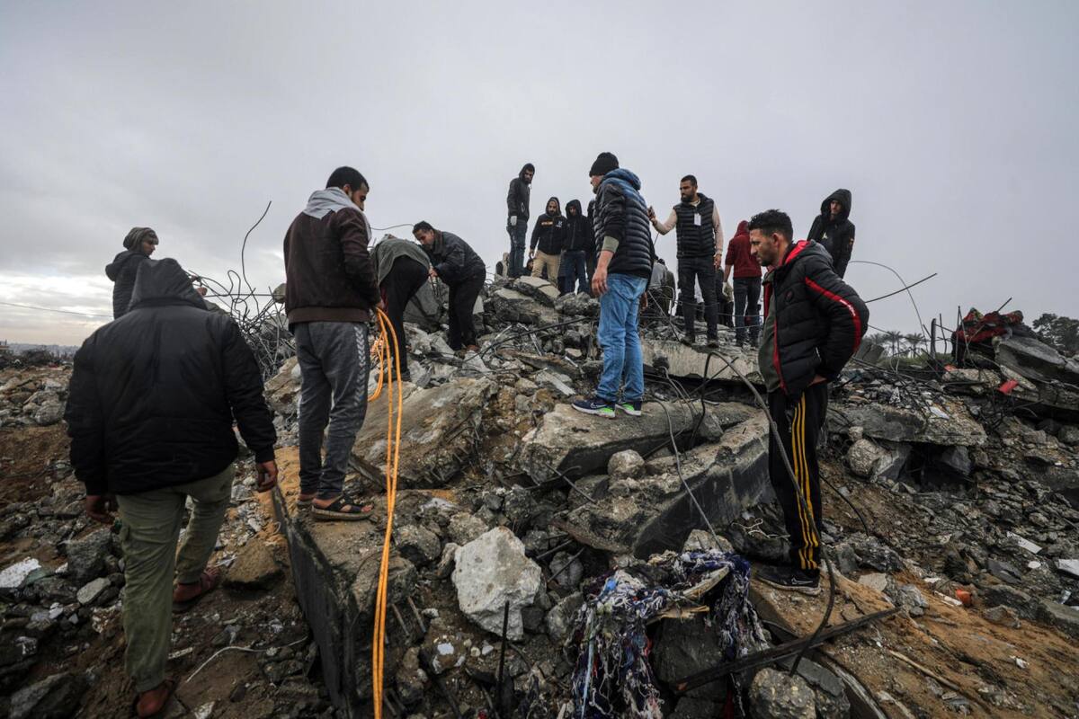 Palestinos buscan supervivientes tras ataques aéreos israelíes en Deir Al Balah. Foto: EFE
