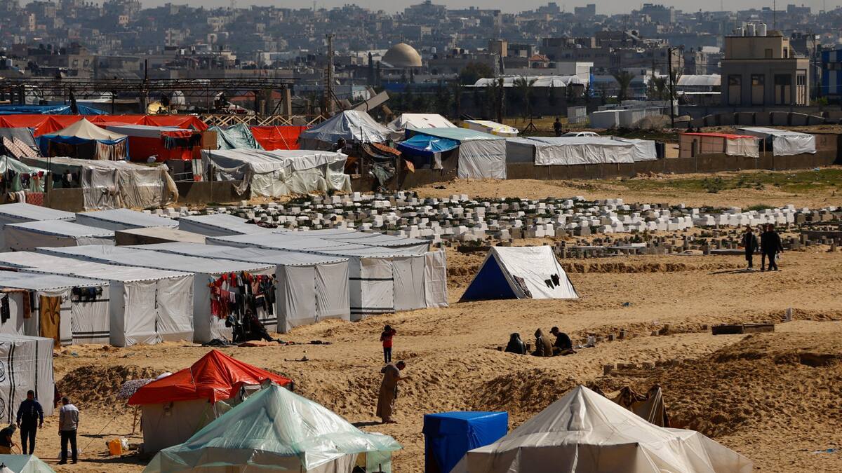 Palestinos refugiados en Rafah, frontera con Egipto. Foto: REUTERS.