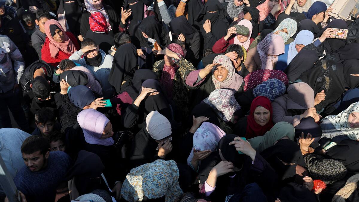 Palestinos se agolpan para recibir ayuda humanitaria en Gaza. Foto: Reuters.