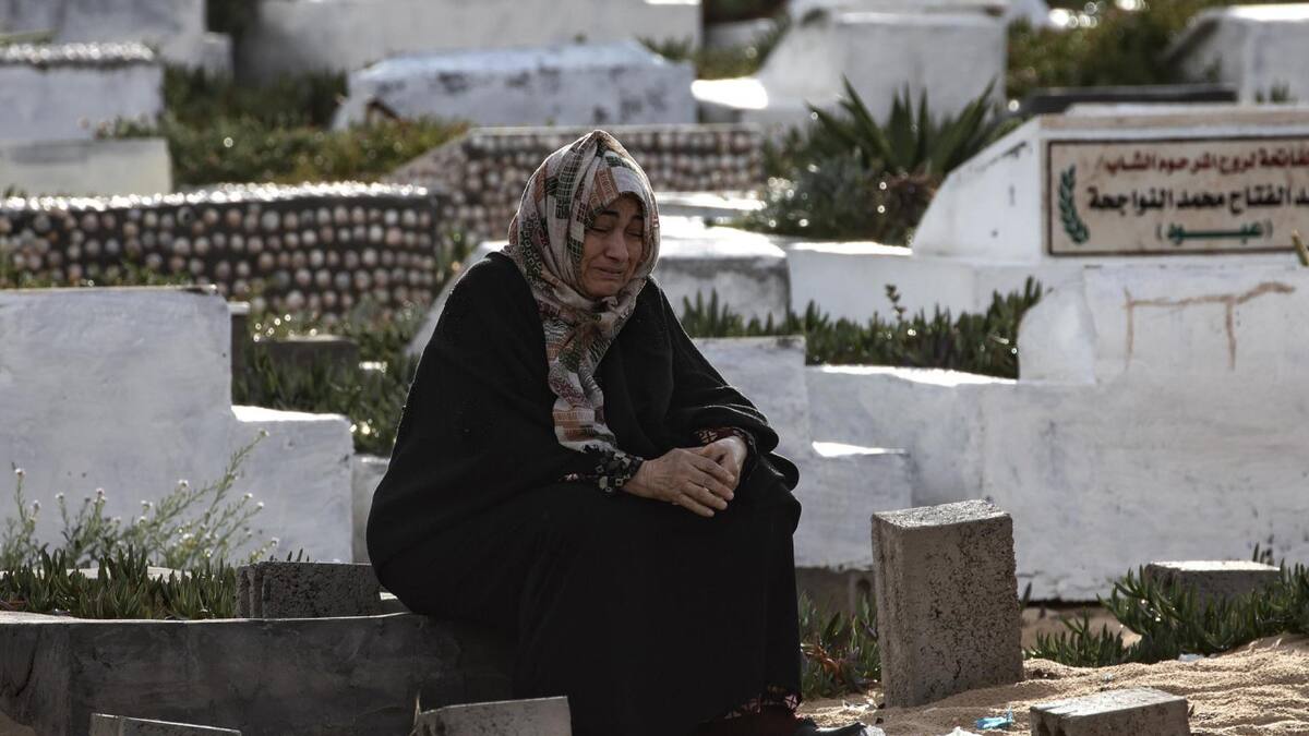 Palestinos visitan tumbas en la Franja de Gaza. Foto: EFE.